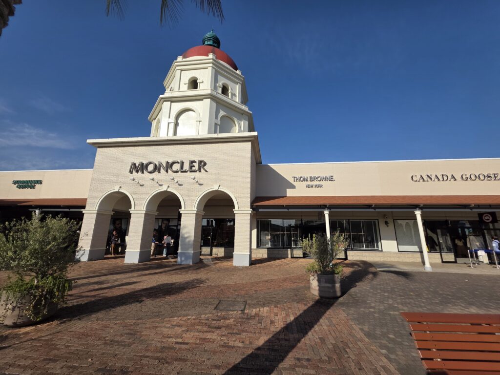 코베 산다 프리미엄 아울렛 내 몽클레르, 톰 브라운, 캐나다구스