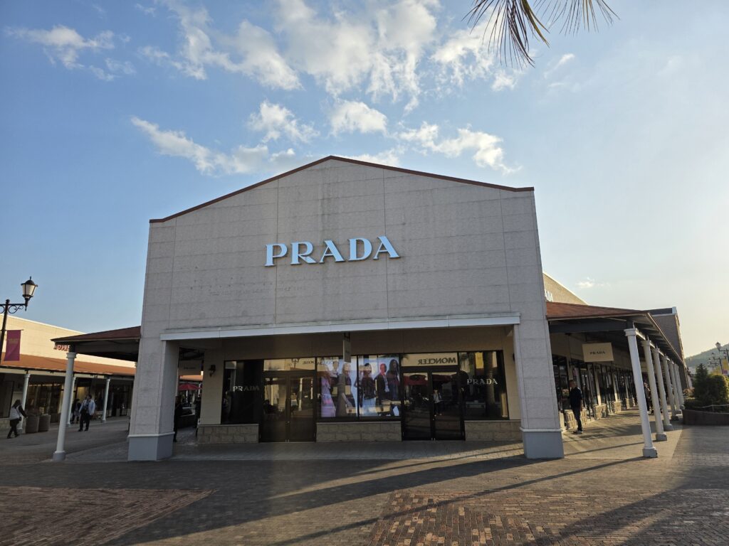 神戸三田プレミアム・アウトレット内のプラダ