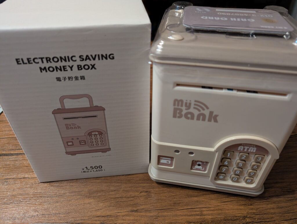 The box and main unit of the 3COINS electronic piggy bank