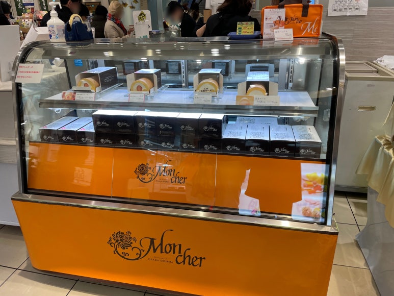 몽쉘 매장에서 진열 중인 도지마롤과 디저트 제품
