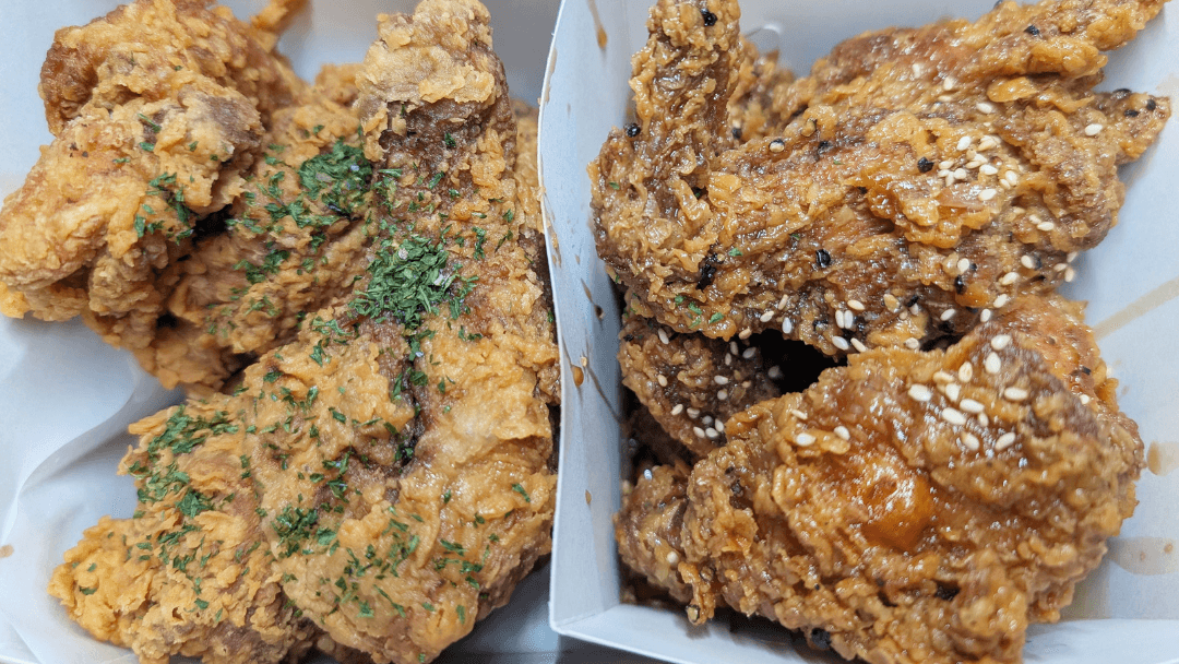 Half-and-half Korean fried chicken from 39 Chicken in Osaka recommended by a Korean resident of 10 years