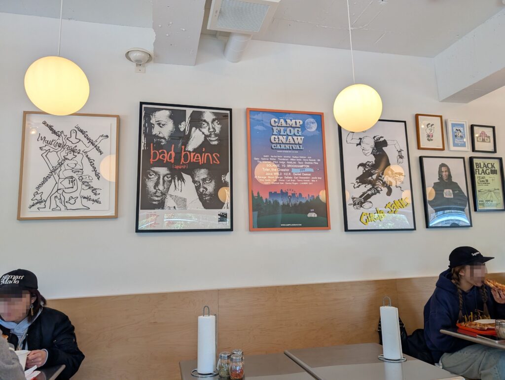 2階の壁に展示されたVERDYのアート作品