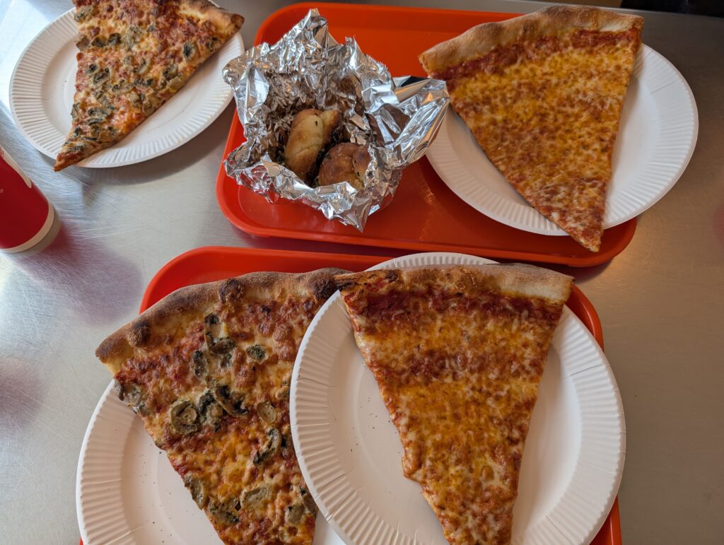 큼직한 뉴욕 스타일 슬라이스 피자 한 조각