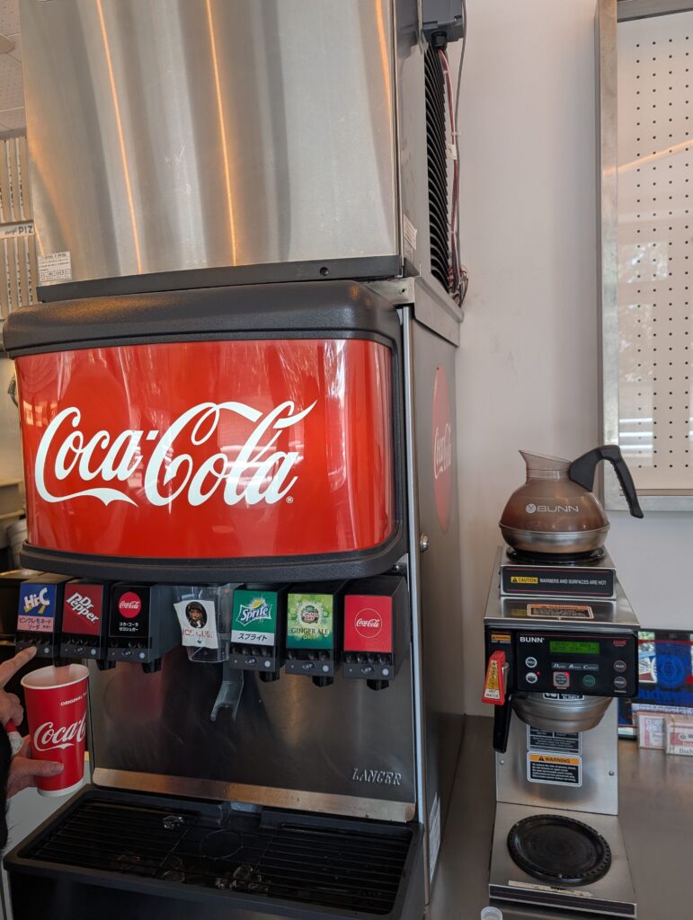 レジ横に設置されたソーダ用ドリンクマシン