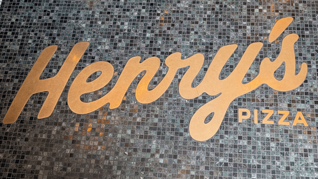 大阪谷町にあるVERDYが手がけるヘンリーズピザの入口床に描かれたロゴ