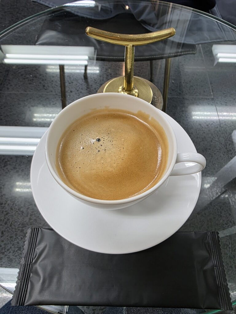 白いカップで提供されたホットコーヒー