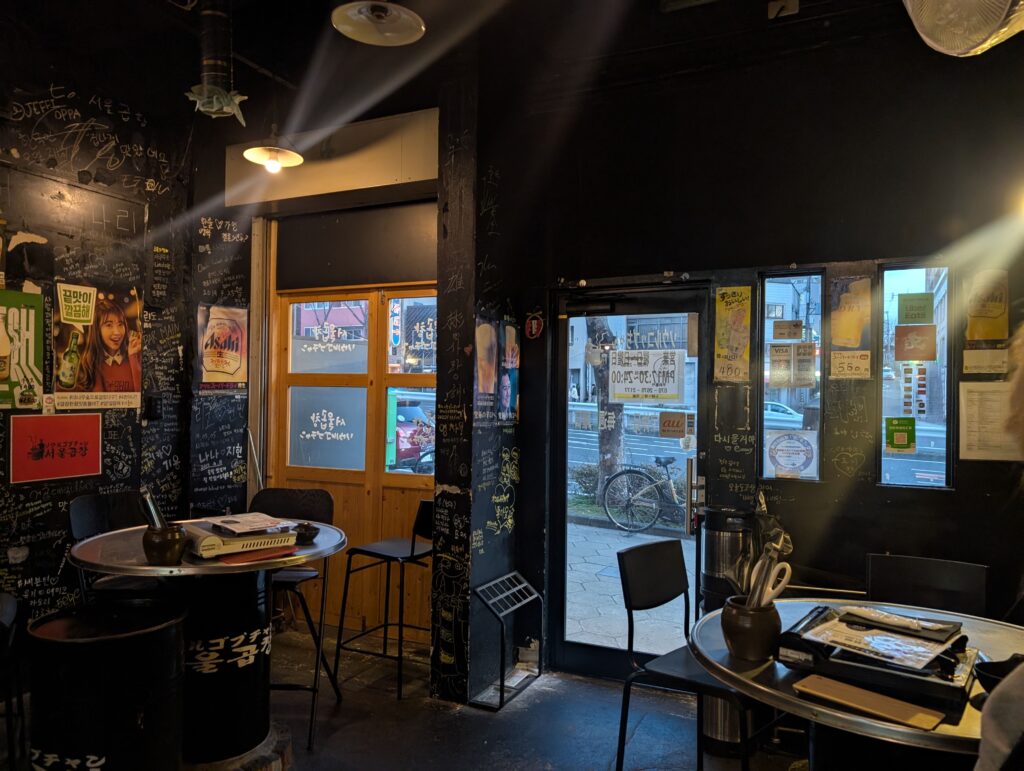 黒を基調としたソウルゴップチャンの店内