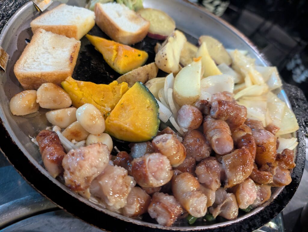 鉄板で焼き上げた塩焼きコプチャン