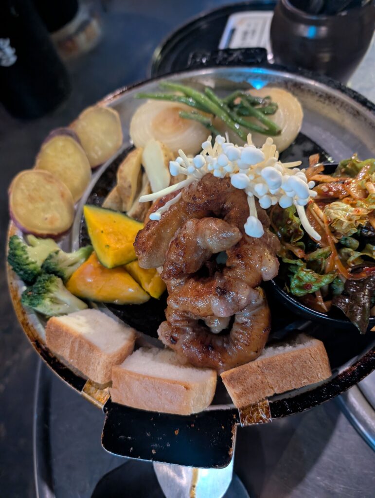 철판 위에 올려진 소금구이 굽기 전 모습