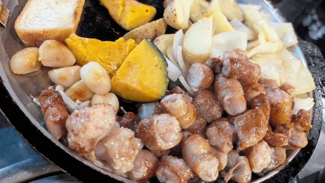 오사카 우에혼마치 서울 곱창의 대표 메뉴인 소금구이를 철판에서 구운 모습