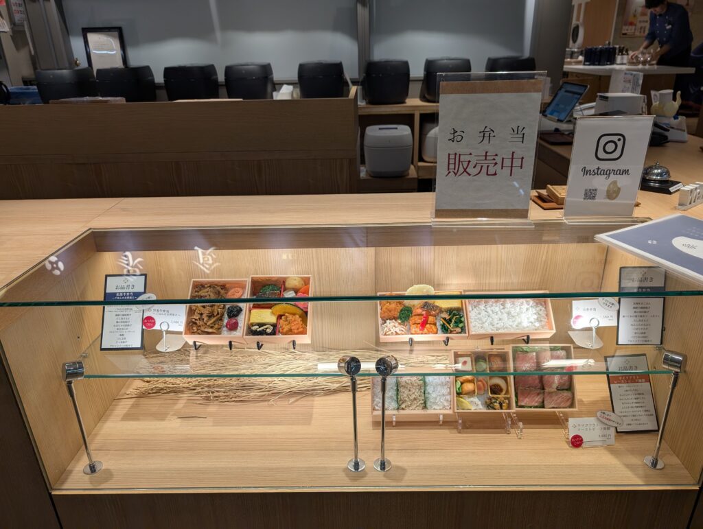 조지루시 식당에서 판매 중인 도시락 진열대 모습