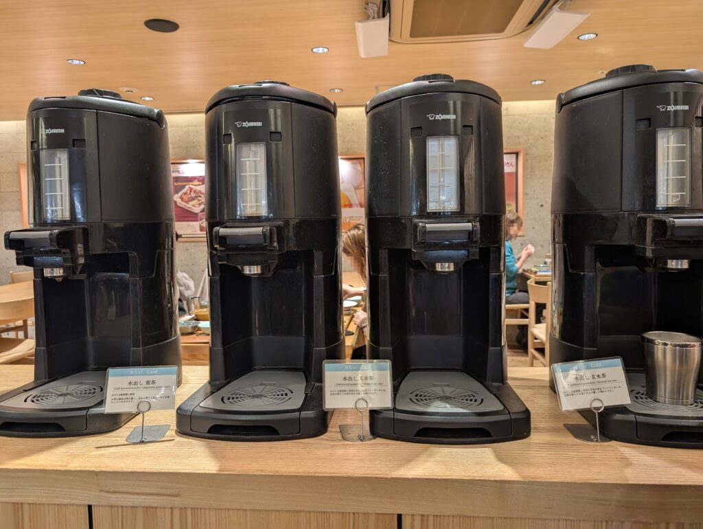 象印食堂で用意されている冷たいお茶