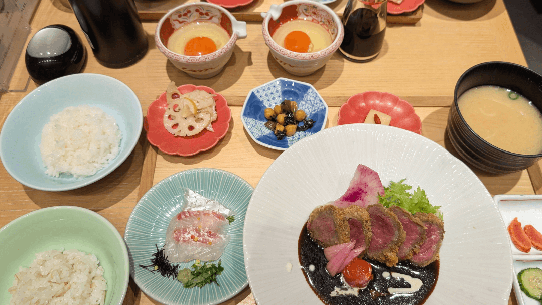 象印食堂 大阪本店の和牛カツ定食とおかわりご飯、生卵付きの一膳セット