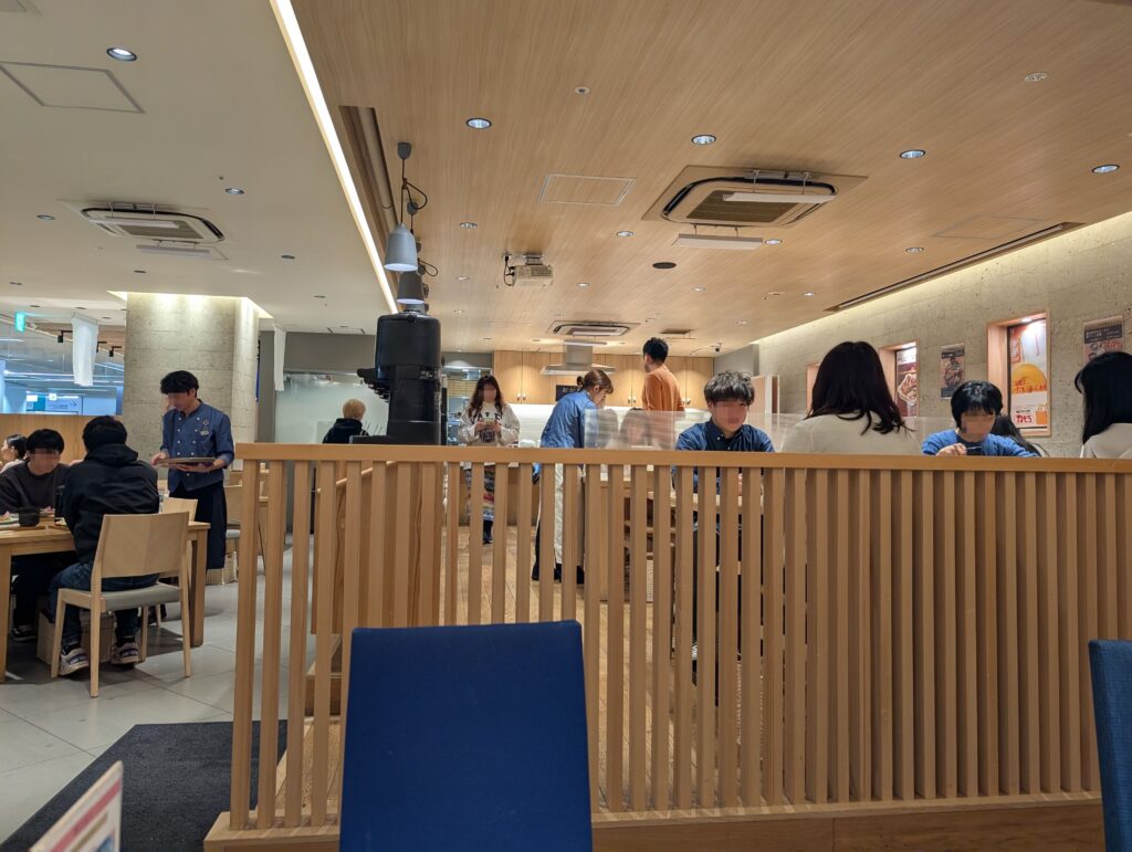 象印食堂左側のサロンスペース