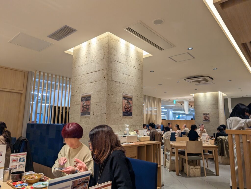 象印食堂右側のテーブル席の様子