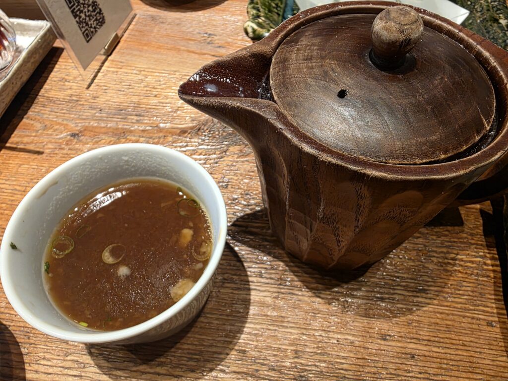 차가운 소바와 함께 제공되는 소바유