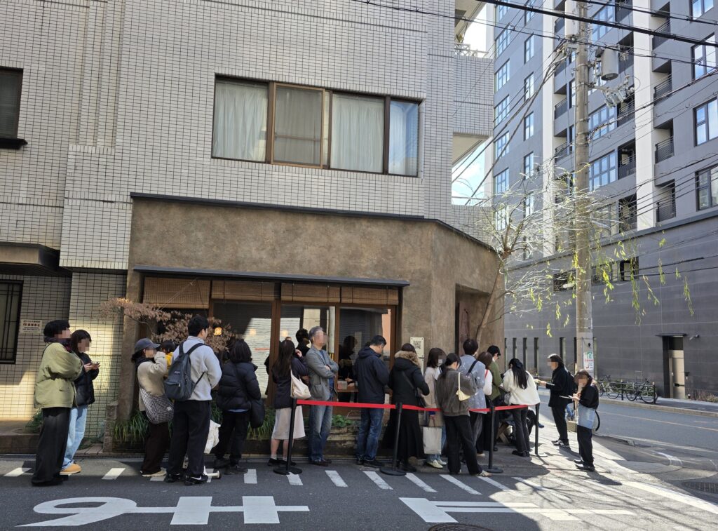 ランチタイムの手打蕎麦守破離の待ち行列