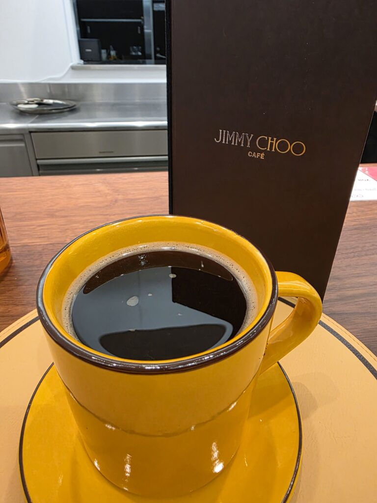 ジミーチュウカフェのコーヒー ビビッドな黄色のカップで提供されるコーヒー