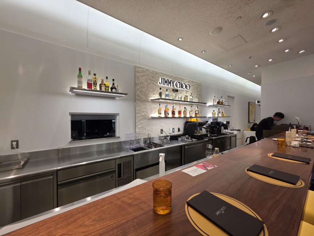 阪急メンズ大阪のジミーチュウカフェのカウンター席