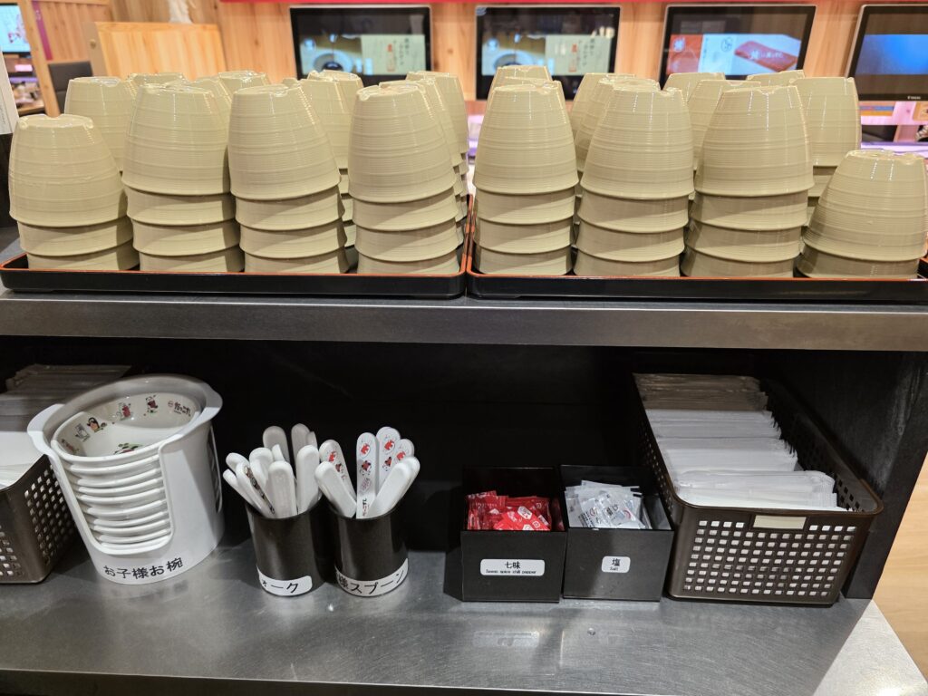 カップやおしぼりが用意されたセルフコーナー